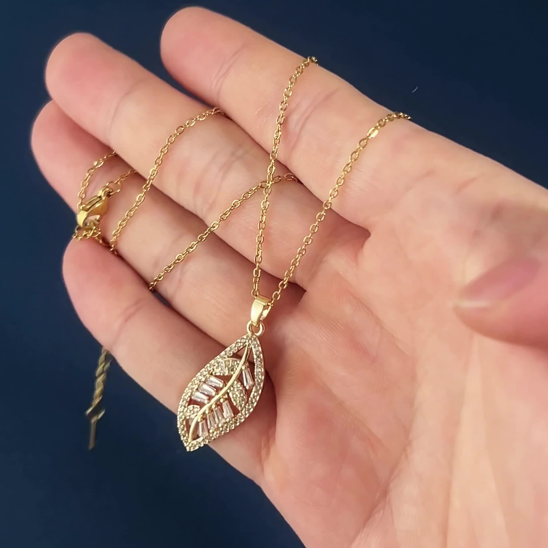 Women's Golden Leaf Shape Pendant Necklace — Casual Style